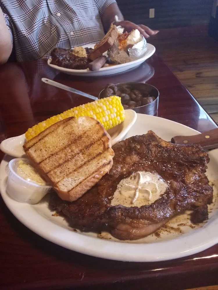 Cowboy Ribeye Steak Dinner Salade César